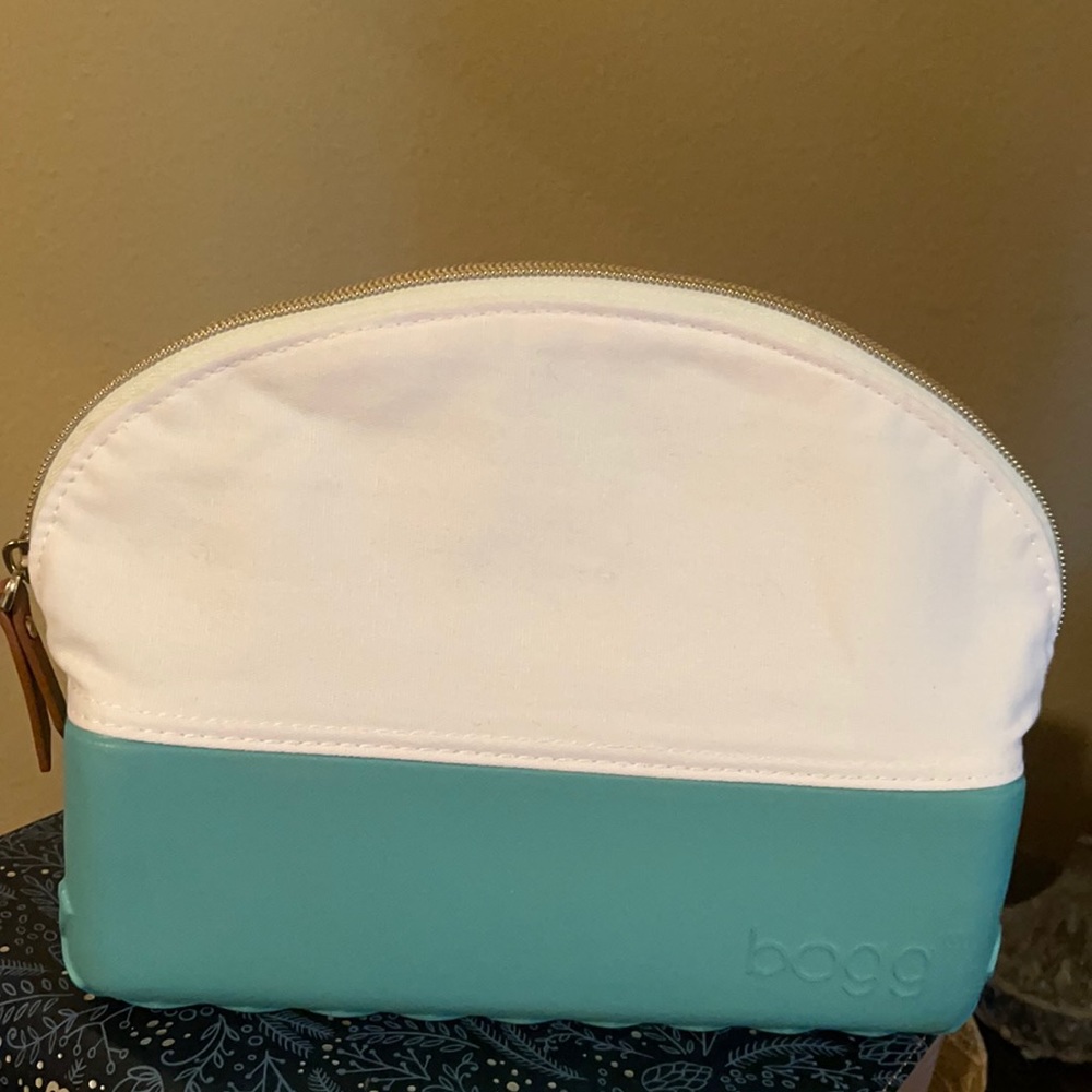 Bogg Cosmetic bag  (turquoise) new!